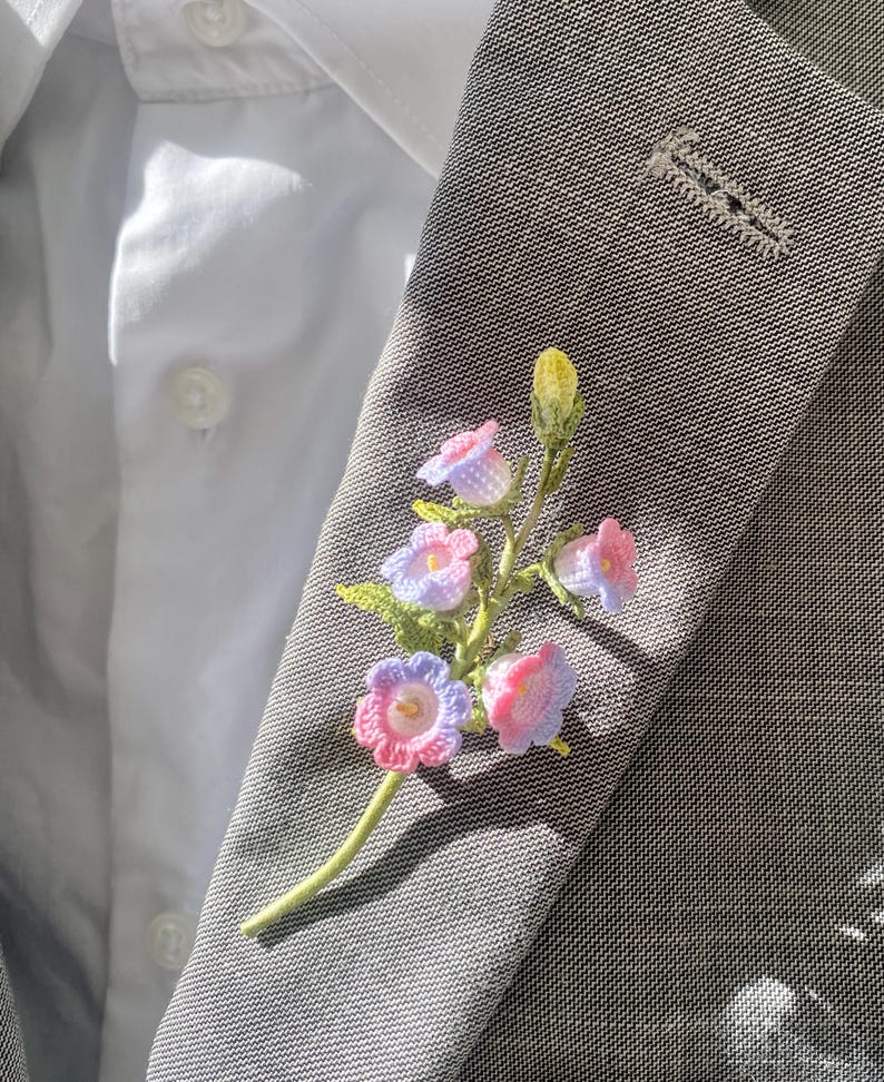 Micro gehäkelte Glocke Blumen-Brosche / Anstecknadel aus DMC Cordonnet mit vergoldetem Kupferverschluss