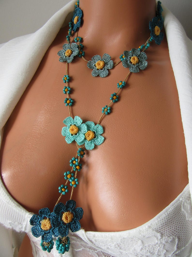 Sonnenuntergang Orange Gänseblümchen Halskette, Floral Boho Sommer Häkelschmuck, Bunte Perlen Lariat Halskette