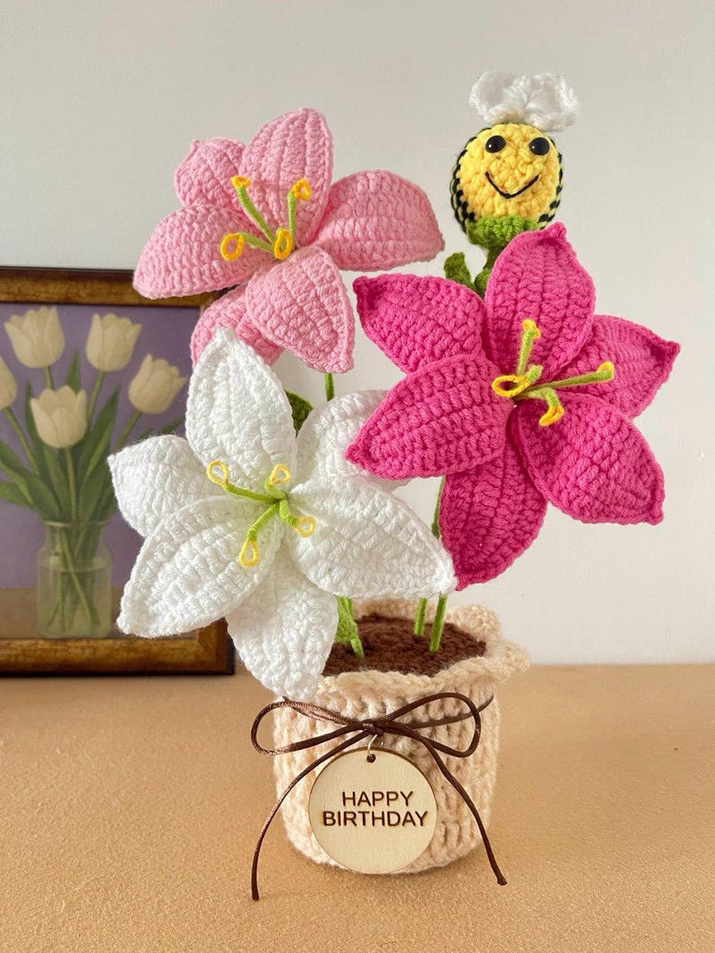 Gehäkelter Blumenstrauß im Topf – Handgefertigte Dauerblumen – Schreibtischdekoration, 24-32 cm