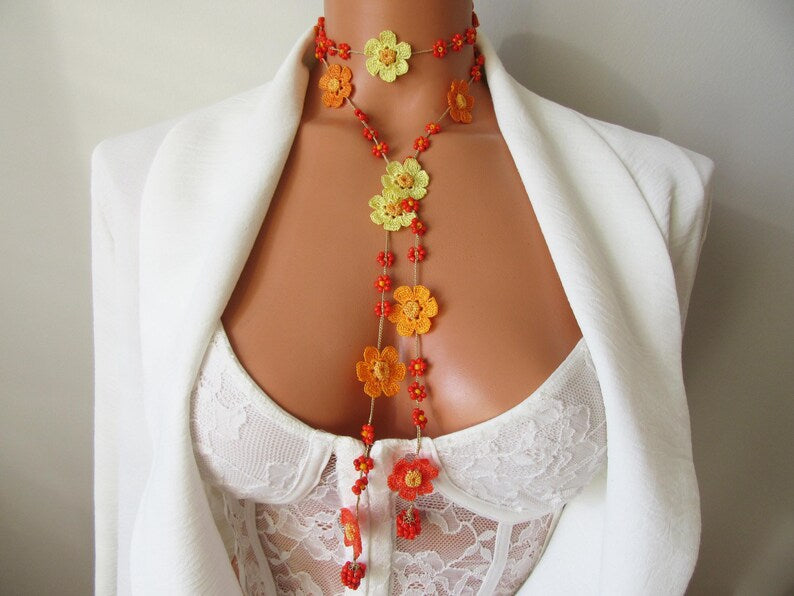 Sonnenuntergang Orange Gänseblümchen Halskette, Floral Boho Sommer Häkelschmuck, Bunte Perlen Lariat Halskette