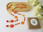 Sonnenuntergang Orange Gänseblümchen Halskette, Floral Boho Sommer Häkelschmuck, Bunte Perlen Lariat Halskette