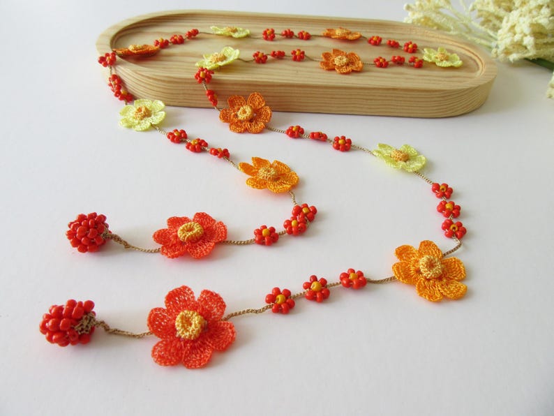 Sonnenuntergang Orange Gänseblümchen Halskette, Floral Boho Sommer Häkelschmuck, Bunte Perlen Lariat Halskette