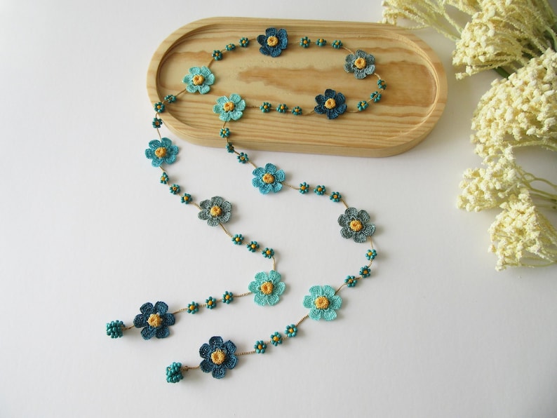Sonnenuntergang Orange Gänseblümchen Halskette, Floral Boho Sommer Häkelschmuck, Bunte Perlen Lariat Halskette