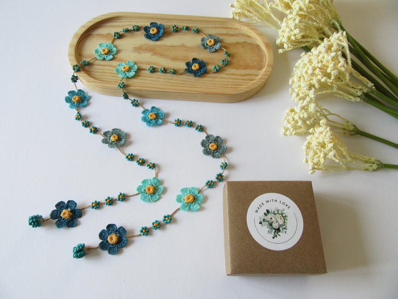 Sonnenuntergang Orange Gänseblümchen Halskette, Floral Boho Sommer Häkelschmuck, Bunte Perlen Lariat Halskette