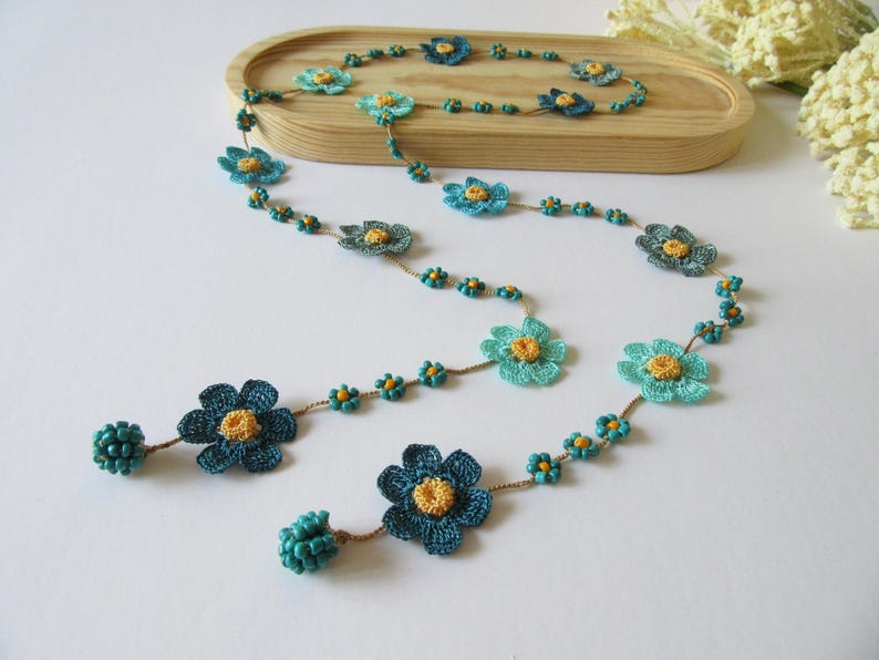 Sonnenuntergang Orange Gänseblümchen Halskette, Floral Boho Sommer Häkelschmuck, Bunte Perlen Lariat Halskette