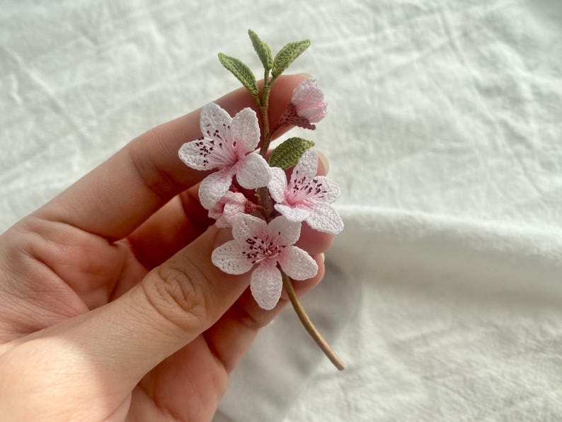Micro Pfirsich Blume Brosche Kirschblüte Sakura gehäkelt Blume Anstecknadel