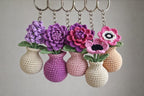 Mini Häkelblume Schlüsselanhänger, handgemachte Amigurumi Blume mit Vase, 6-7 cm, Baumwollgarn