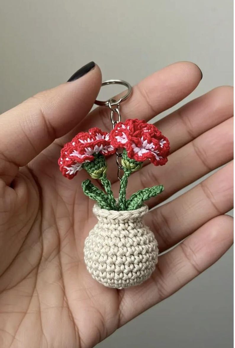 Mini Häkelblume Schlüsselanhänger, handgemachte Amigurumi Blume mit Vase, 6-7 cm, Baumwollgarn
