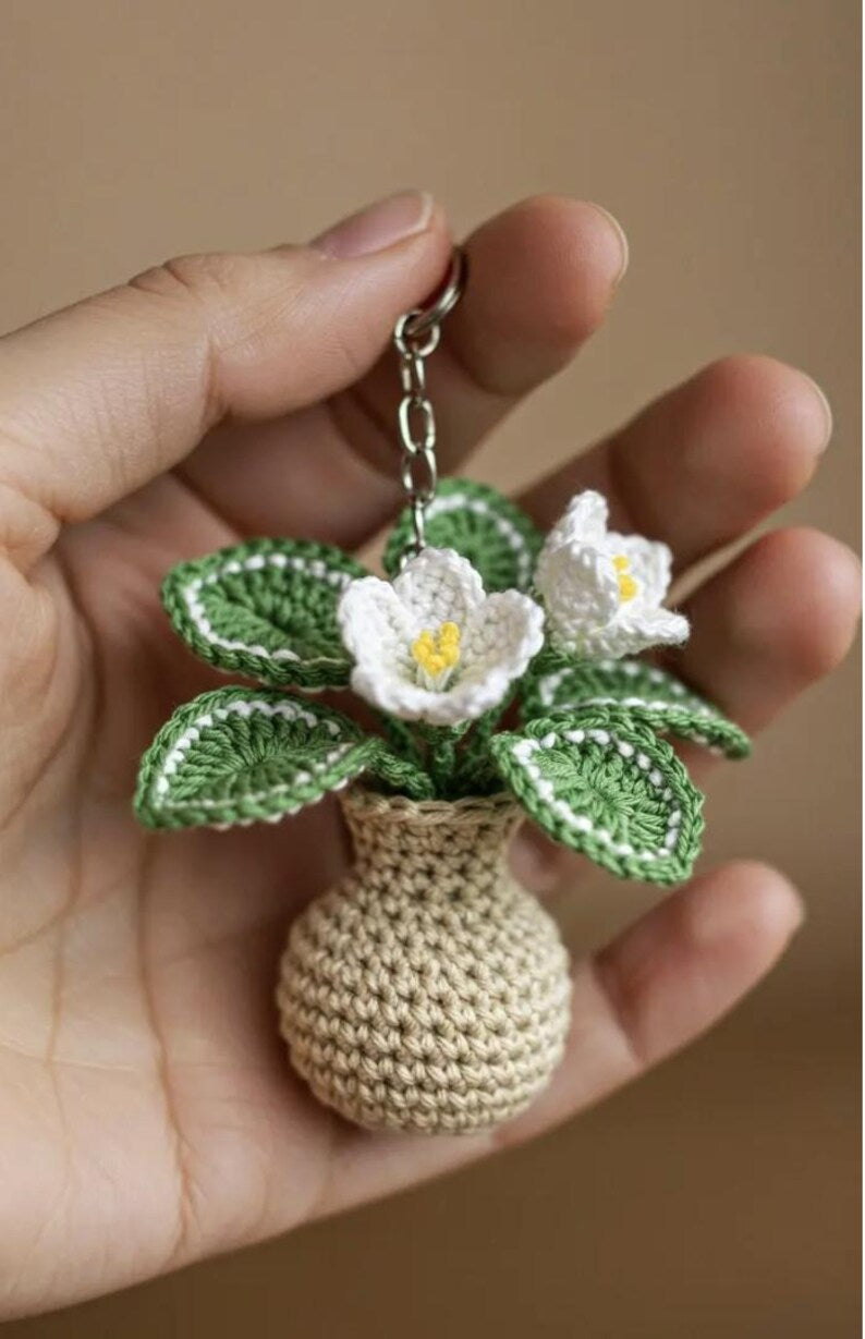 Mini Häkelblume Schlüsselanhänger, handgemachte Amigurumi Blume mit Vase, 6-7 cm, Baumwollgarn