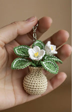 Mini Häkelblume Schlüsselanhänger, handgemachte Amigurumi Blume mit Vase, 6-7 cm, Baumwollgarn