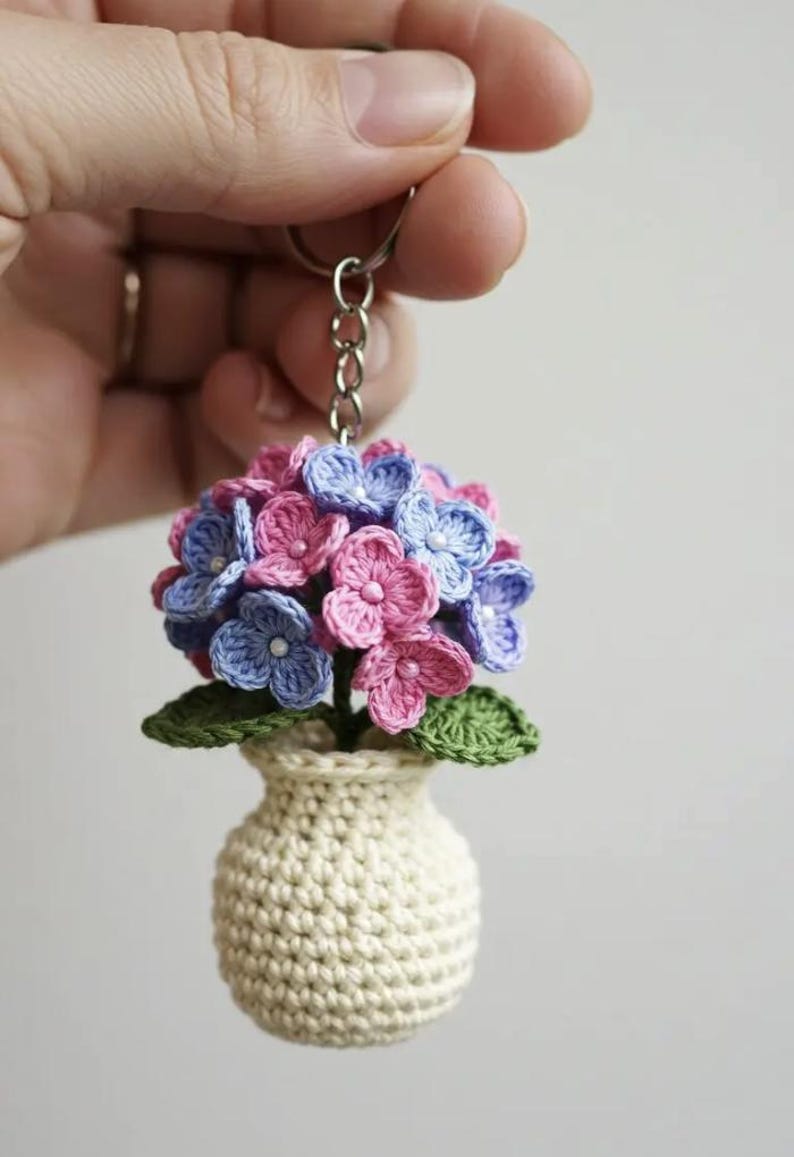 Mini Häkelblume Schlüsselanhänger, handgemachte Amigurumi Blume mit Vase, 6-7 cm, Baumwollgarn