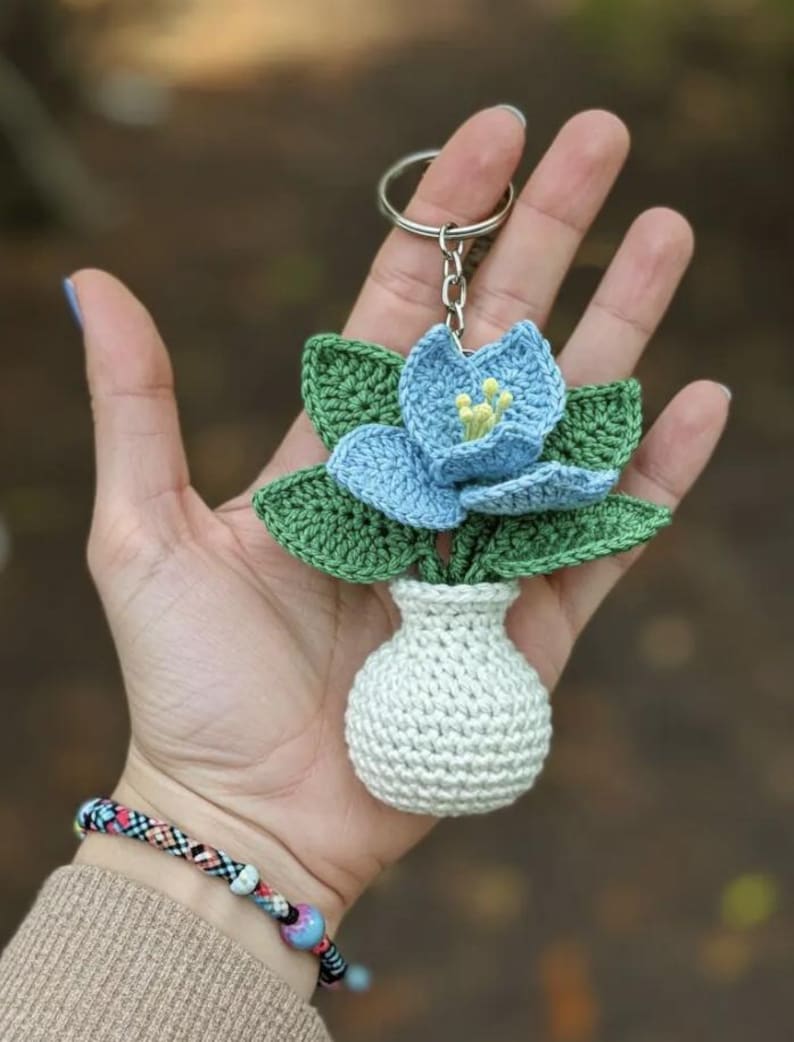 Mini Häkelblume Schlüsselanhänger, handgemachte Amigurumi Blume mit Vase, 6-7 cm, Baumwollgarn