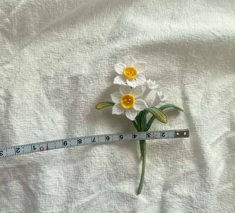 Mikro gehäkelte Narzisse Blumen-Brosche, handgemachte Anstecknadel, DMC Cordonnet, vergoldete Kupfer Brosche Verschluss