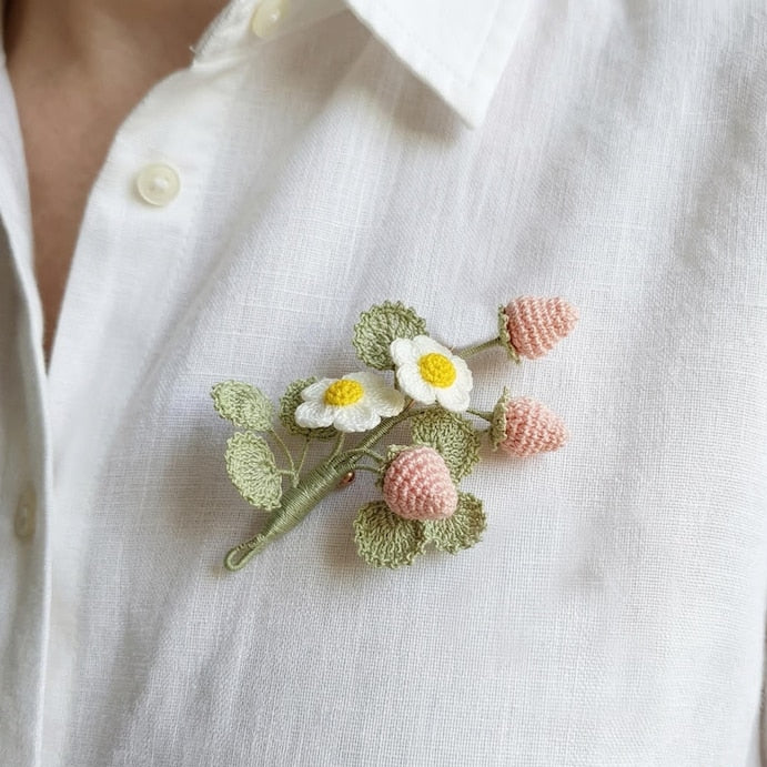 Mikro Häkeln Erdbeere Blume Brosche Cottagecore Handgehäkelt Vintage Blumen Pin