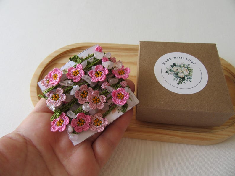 Rosa Mikro Häkelblume Türkisch Oya Halskette: Quarz Perlen Lariat, lange Verpackung Blumen Schmuck