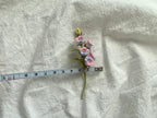 Micro gehäkelte Glocke Blumen-Brosche / Anstecknadel aus DMC Cordonnet mit vergoldetem Kupferverschluss