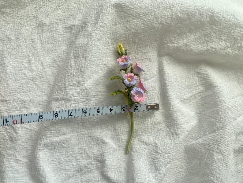 Micro gehäkelte Glocke Blumen-Brosche / Anstecknadel aus DMC Cordonnet mit vergoldetem Kupferverschluss