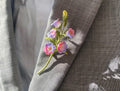 Micro gehäkelte Glocke Blumen-Brosche / Anstecknadel aus DMC Cordonnet mit vergoldetem Kupferverschluss