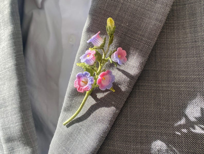 Micro gehäkelte Glocke Blumen-Brosche / Anstecknadel aus DMC Cordonnet mit vergoldetem Kupferverschluss