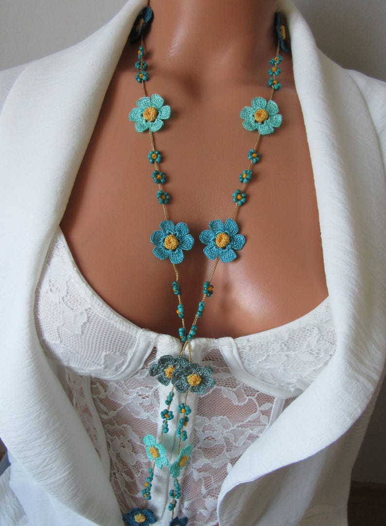 Sonnenuntergang Orange Gänseblümchen Halskette, Floral Boho Sommer Häkelschmuck, Bunte Perlen Lariat Halskette