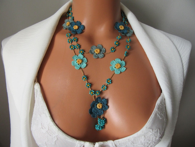 Sonnenuntergang Orange Gänseblümchen Halskette, Floral Boho Sommer Häkelschmuck, Bunte Perlen Lariat Halskette