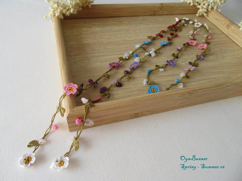 Vergissmeinnicht Micro Häkelschmuck Blume Halskette, Blauquarz Perlen Lariat, Floral lange Wickelkette