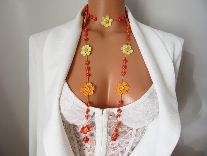 Sonnenuntergang Orange Gänseblümchen Halskette, Floral Boho Sommer Häkelschmuck, Bunte Perlen Lariat Halskette