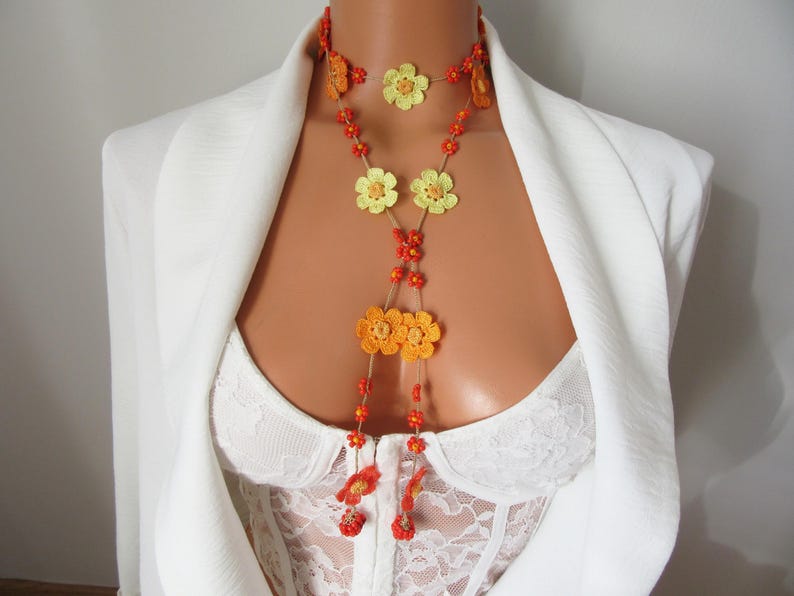 Sonnenuntergang Orange Gänseblümchen Halskette, Floral Boho Sommer Häkelschmuck, Bunte Perlen Lariat Halskette