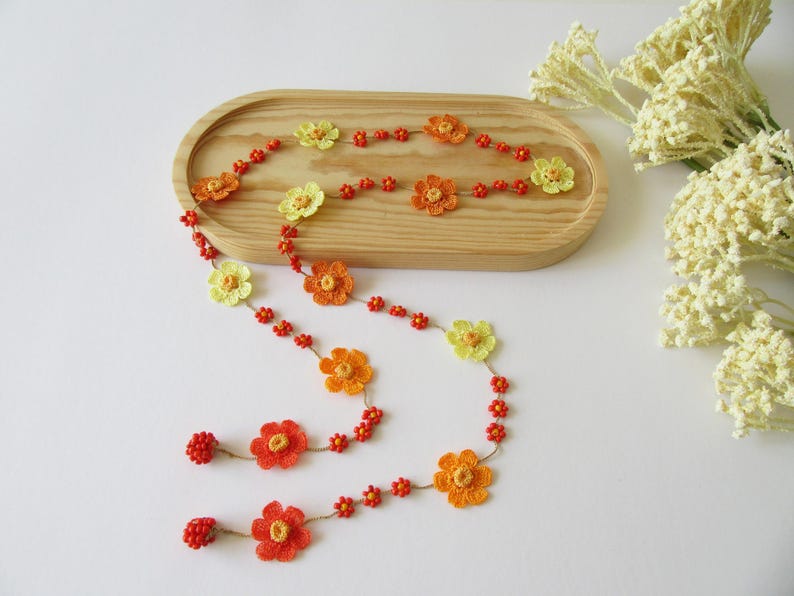Sonnenuntergang Orange Gänseblümchen Halskette, Floral Boho Sommer Häkelschmuck, Bunte Perlen Lariat Halskette