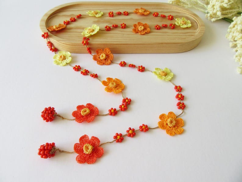 Sonnenuntergang Orange Gänseblümchen Halskette, Floral Boho Sommer Häkelschmuck, Bunte Perlen Lariat Halskette
