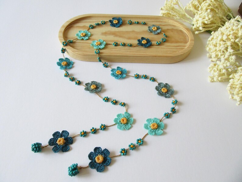 Sonnenuntergang Orange Gänseblümchen Halskette, Floral Boho Sommer Häkelschmuck, Bunte Perlen Lariat Halskette