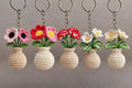 Mini Häkelblume Schlüsselanhänger, handgemachte Amigurumi Blume mit Vase, 6-7 cm, Baumwollgarn
