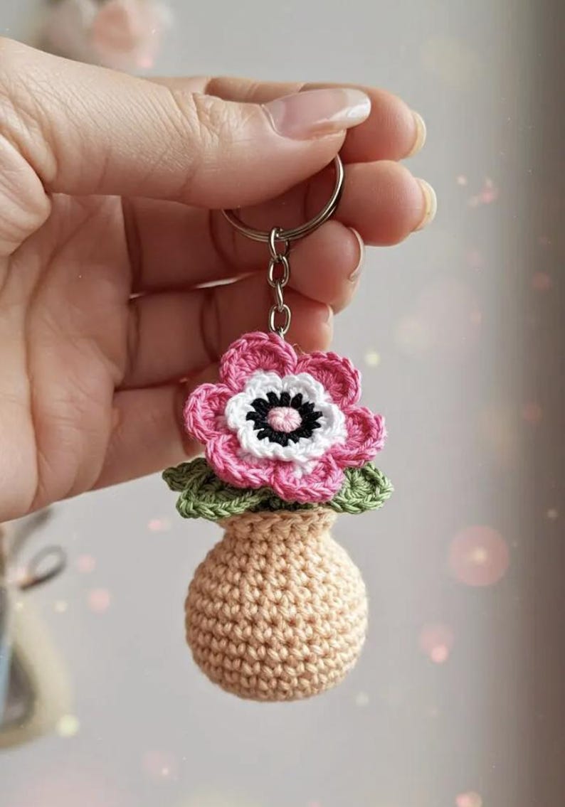 Mini Häkelblume Schlüsselanhänger, handgemachte Amigurumi Blume mit Vase, 6-7 cm, Baumwollgarn