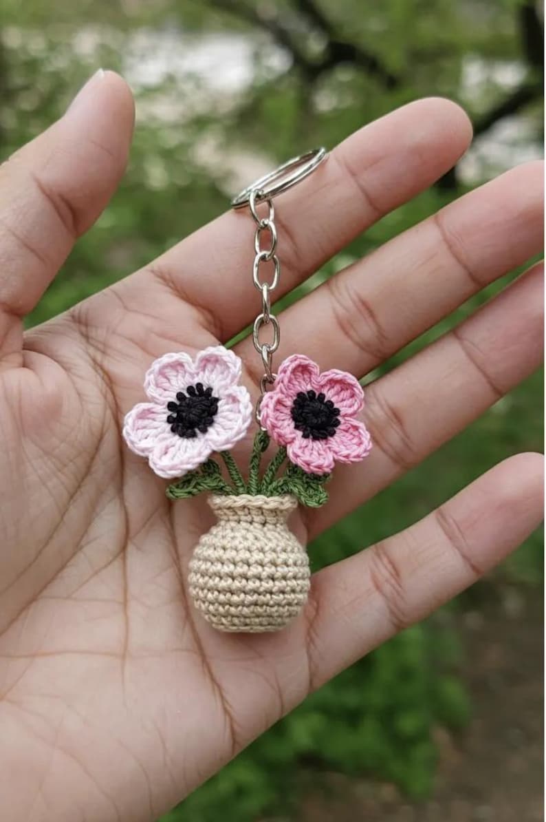Mini Häkelblume Schlüsselanhänger, handgemachte Amigurumi Blume mit Vase, 6-7 cm, Baumwollgarn