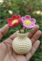 Mini Häkelblume Schlüsselanhänger, handgemachte Amigurumi Blume mit Vase, 6-7 cm, Baumwollgarn