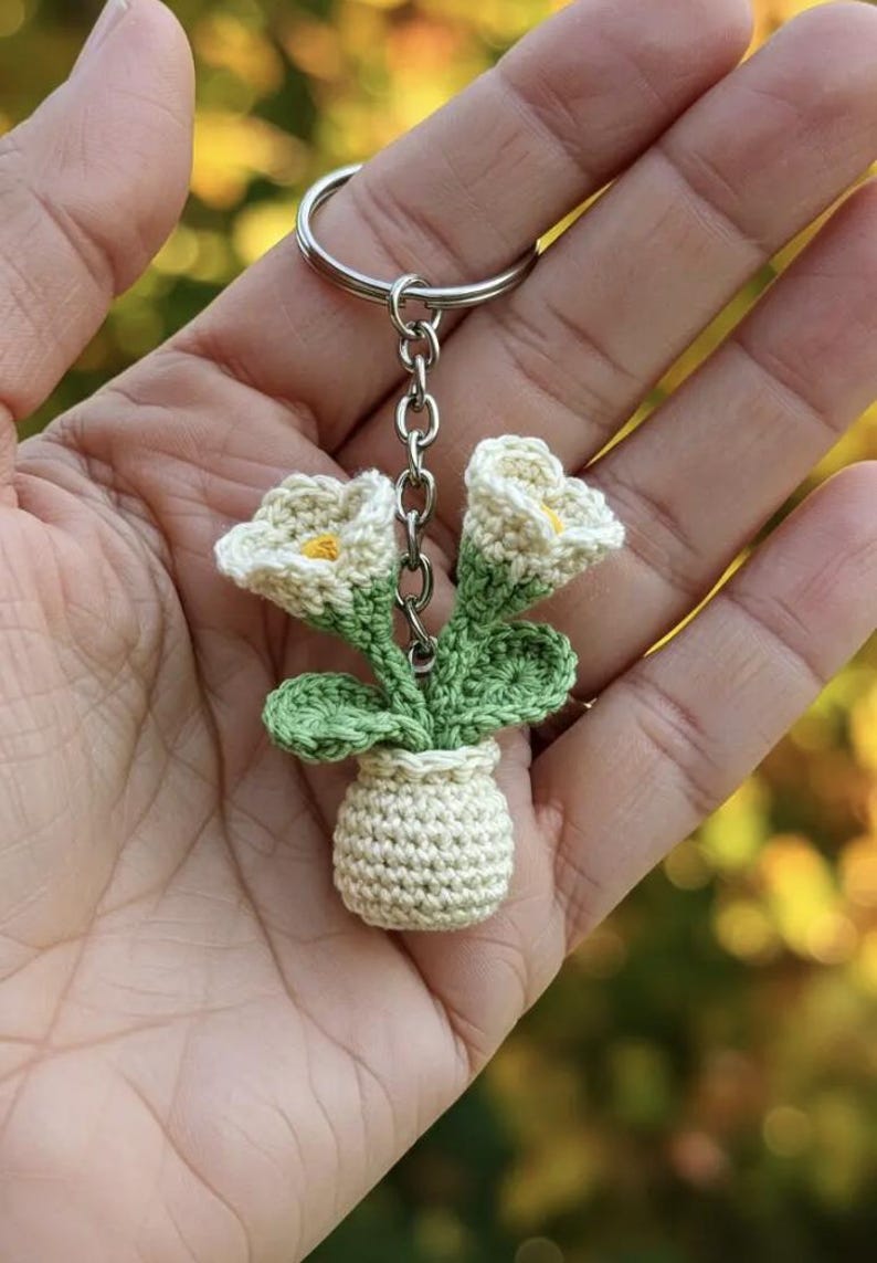 Mini Häkelblume Schlüsselanhänger, handgemachte Amigurumi Blume mit Vase, 6-7 cm, Baumwollgarn