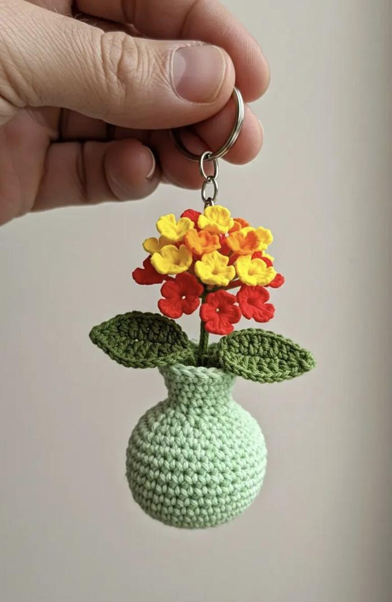 Mini Häkelblume Schlüsselanhänger, handgemachte Amigurumi Blume mit Vase, 6-7 cm, Baumwollgarn