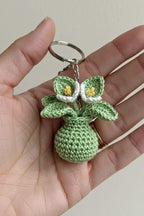 Mini Häkelblume Schlüsselanhänger, handgemachte Amigurumi Blume mit Vase, 6-7 cm, Baumwollgarn