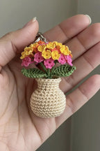 Mini Häkelblume Schlüsselanhänger, handgemachte Amigurumi Blume mit Vase, 6-7 cm, Baumwollgarn