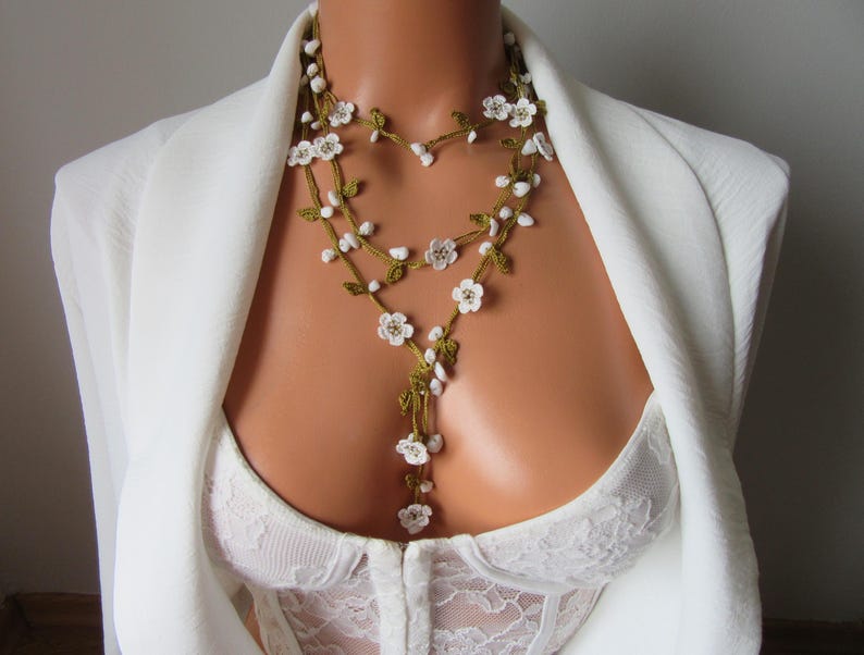 Weiße Micro Blume Cochet Halskette, Howlite Perlen Lange Wrap Lariat, Häkelschmuck