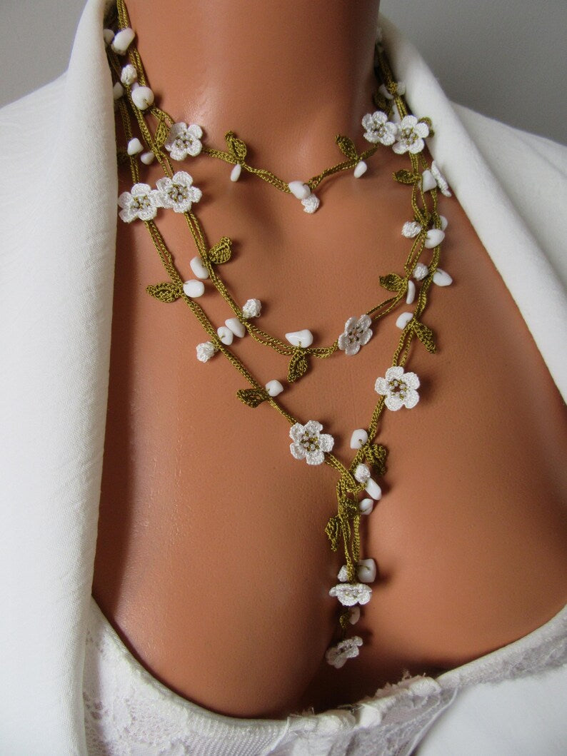 Weiße Micro Blume Cochet Halskette, Howlite Perlen Lange Wrap Lariat, Häkelschmuck