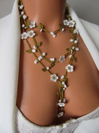 Weiße Micro Blume Cochet Halskette, Howlite Perlen Lange Wrap Lariat, Häkelschmuck