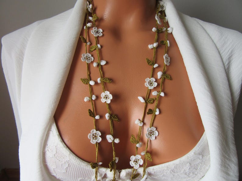Weiße Micro Blume Cochet Halskette, Howlite Perlen Lange Wrap Lariat, Häkelschmuck