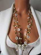 Weiße Micro Blume Cochet Halskette, Howlite Perlen Lange Wrap Lariat, Häkelschmuck