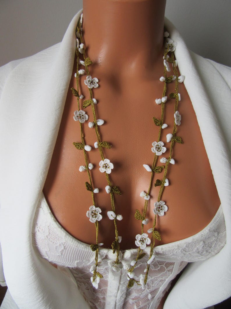 Weiße Micro Blume Cochet Halskette, Howlite Perlen Lange Wrap Lariat, Häkelschmuck