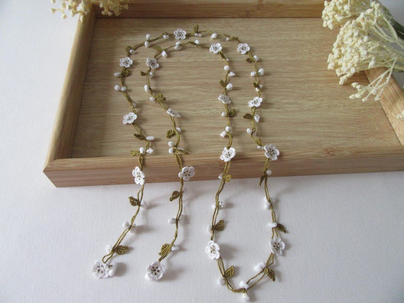 Weiße Micro Blume Cochet Halskette, Howlite Perlen Lange Wrap Lariat, Häkelschmuck