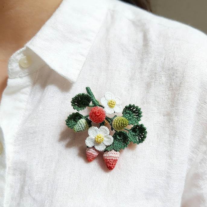 Mikro Häkeln Erdbeere Blume Brosche Cottagecore Handgehäkelt Vintage Blumen Pin