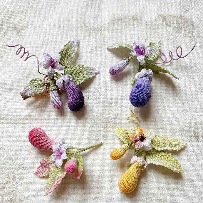 Mikro Gehäkelte Aubergine Brosche Handgefärbter Spitzenfaden Botanischer Pin