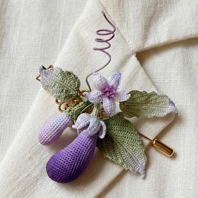 Mikro Gehäkelte Aubergine Brosche Handgefärbter Spitzenfaden Botanischer Pin