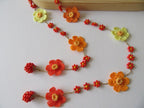Sonnenuntergang Orange Gänseblümchen Halskette, Floral Boho Sommer Häkelschmuck, Bunte Perlen Lariat Halskette